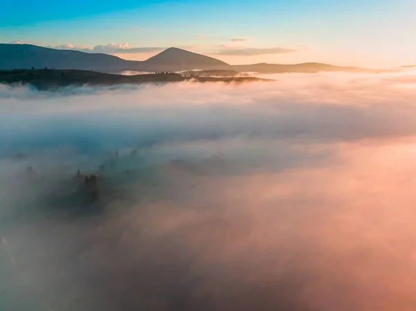 Brouillard Répand Sur Les Montagnes Aube Soleil Lève Horizon Carpates — Photo