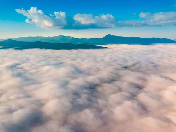 Alto Vuelo Sobre Niebla Las Montañas Los Cárpatos Ucranianos Por — Foto de Stock