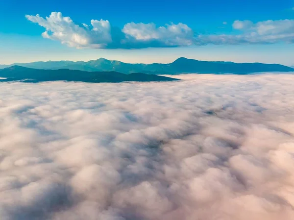 Vol Haut Dessus Brouillard Dans Les Montagnes Carpates Ukrainiennes Matin — Photo