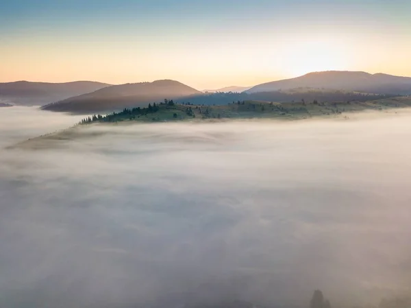 Brouillard Répand Sur Les Montagnes Aube Soleil Lève Horizon Carpates — Photo