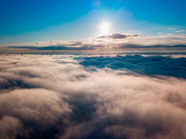 Dağlardaki sislerin üzerinden yüksek uçuş. Sabah Ukraynalı Karpatlar. Hava aracı görünümü.