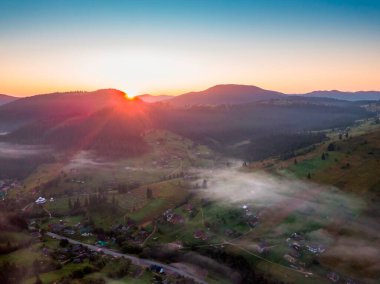 Şafakta dağ vadisinde sis var. Sabahın köründe Ukrayna Karpatları. Hava aracı görünümü.