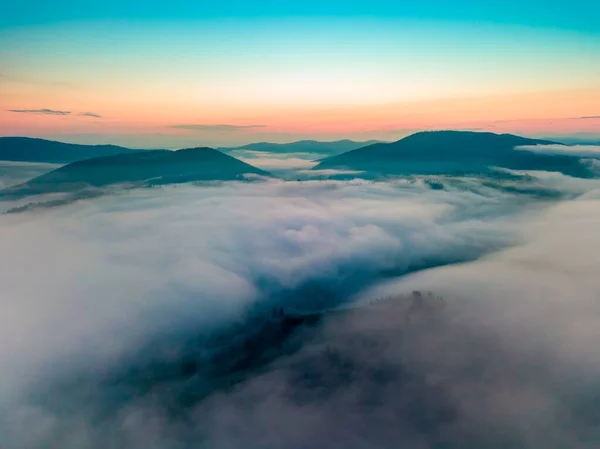 Niebla Valle Montaña Amanecer Los Cárpatos Ucranianos Por Mañana Neblina —  Fotos de Stock