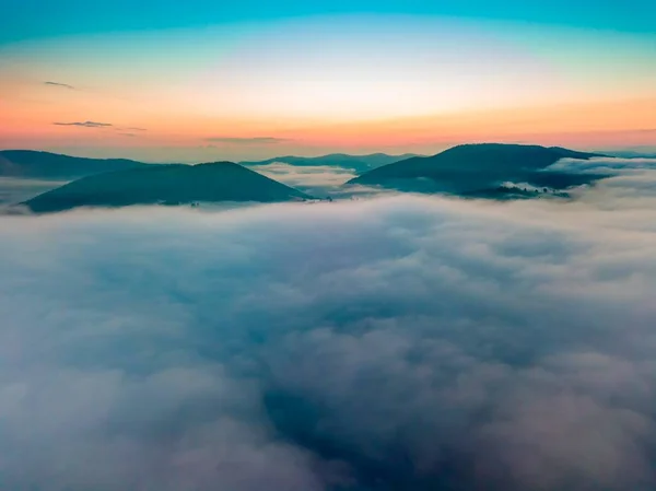 Туман Горной Долине Рассвете Украинские Карпаты Утром Тумане Воздушный Беспилотник — стоковое фото