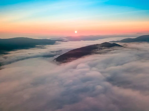 Mgła Górskiej Dolinie Świcie Ukraińscy Karpaty Rano Mgle Widok Drona — Zdjęcie stockowe
