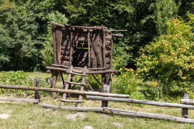 Kırsal alanda eski ahşap bir kulübe.