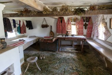 Geleneksel köy evi işlemeli tekstil ile işlenmiş.