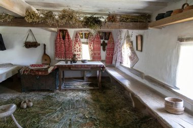 Geleneksel kır evi iç kısmı işlemeli perdeler ve kırsal dekorlu.