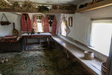 Geleneksel köy evi. Eski ahşap mobilyalar ve işlemeli perdeler.