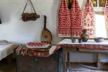 İşlemeli tekstil ve halk enstrümanlarıyla geleneksel kırsal iç mekan