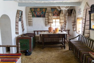 Geleneksel kır evi döşemesi ve saman zeminli.