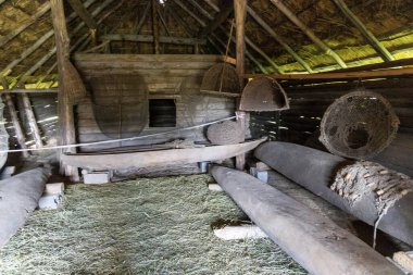 Sazdan çatılı ve balıkçı aletli geleneksel ahşap kulübenin içi.