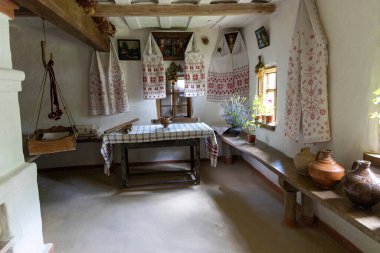 Geleneksel köy mutfağı. Nakışlı perdeler ve çömleklerle.