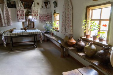 Geleneksel Ukrayna iç mimarisi işlemeli havlular ve kil çömlek
