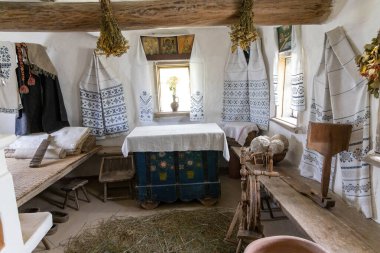 Dokuma tekstili geleneksel Doğu Avrupa kır evi iç mimarisi