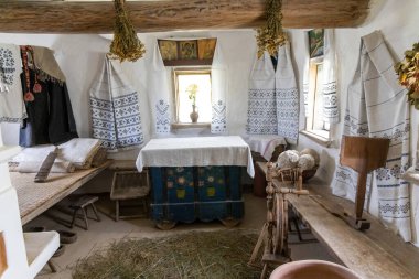 Geleneksel Slav kırsalının iç kısımlarında işlemeli çarşaflar