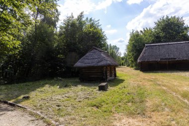 Kırsal alanda sazdan çatıları olan geleneksel ahşap kulübeler.