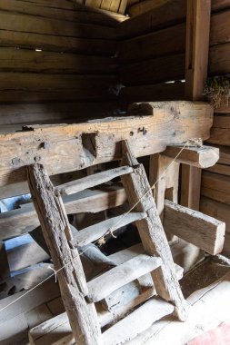 Köy kabininde eski ahşap merdiven ve kirişler