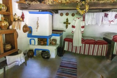 Geleneksel kır evi. Halk dekorasyonu ve fırını var.