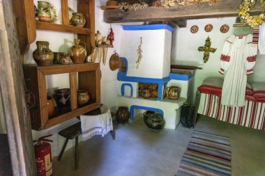 Geleneksel kırsal ev içi kil soba ve klasik çömlek ile