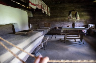 Ahşap mobilyalı geleneksel köy evinin içi