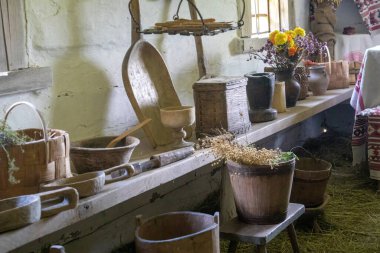 Geleneksel ahşap çatal bıçaklarla dolu taşralı bir çiftlik evi mutfağı.