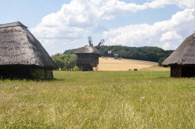 Kırsalda geleneksel ahşap yel değirmenleri ve evler