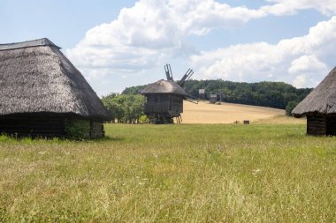 Geleneksel yel değirmenleri ve sazdan evler