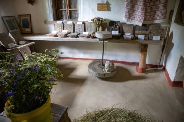 Geleneksel taşra müzesi içi eski öğütücü taş ve el yapımı eserlerle dolu.