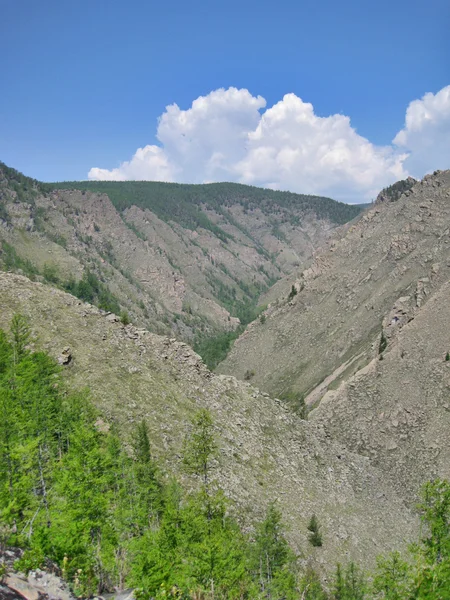 Naturaleza de Baikal. El afloramiento de rocas en las colinas — Foto de Stock