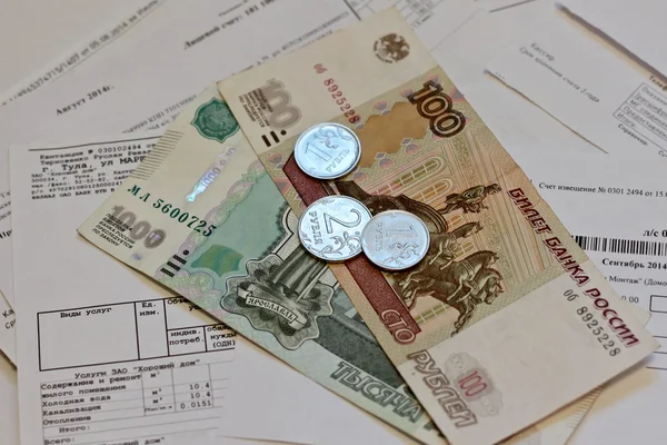 Russian money - notes and coins - on receipts of utility bills — Stock Photo, Image