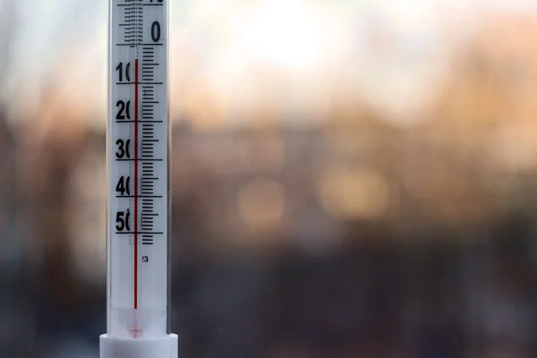 ⬇ Скачать картинки Термометр на улице, стоковые фото Термометр на улице в хорошем качестве | Depositphotos