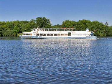 Zevk tekne yolcu Nehri üzerinde