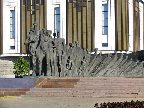 Composição escultural - Tragédia de pessoas - contra a construção de Museu Grande guerra Patriótica — Fotografia de Stock