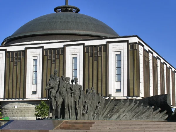 Heykel kompozisyon - halkların trajedi - vatansever büyük bina müze savaş karşıtı — Stok fotoğraf
