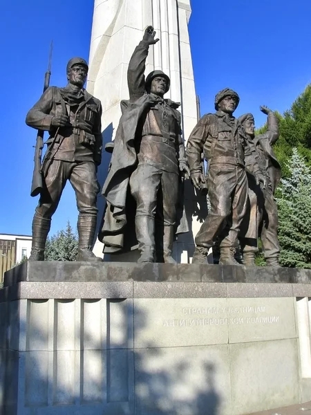 Monumento a países de coalizão anti-Hitler - estátua de soldados de exércitos da URSS, EUA, França, Reino Unido — Fotografia de Stock