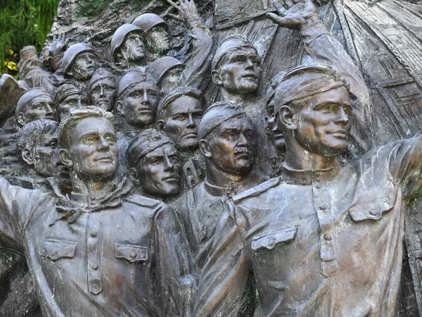 Bas-relief, representando rostos de soldados triunfantes no momento do anúncio da rendição alemã, Memory Alley — Fotografia de Stock
