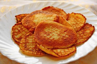 Küçük beyaz bir tabağa krep. Geniş krep hafta