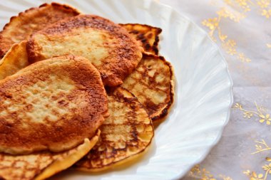Küçük beyaz bir tabağa krep. Geniş krep hafta