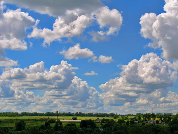 Chmury cumulus kaskadowo na jasne błękitne niebo — Zdjęcie stockowe