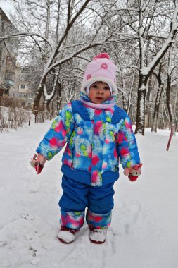 Tam büyüme kış kar manzara karşı küçük çocuk