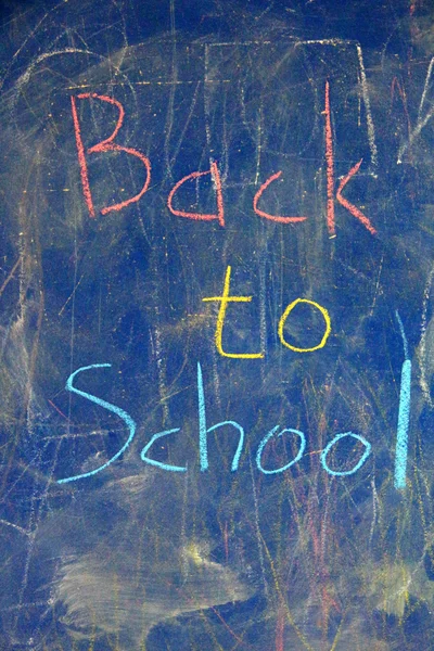 Plateau avec inscription Retour à l'école, fait avec des craies colorées — Photo