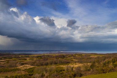 Yağmur taşıyan bulutlar ufukta üzerinde Poole Harbour hang