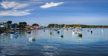 Poole Brownsea Adası'na bakan limanda Dorset, tekneler