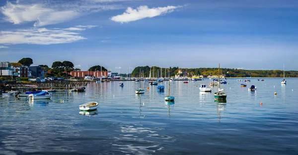 Barcos em Poole Harbour em Dorset, com vista para Brownsea Island — Fotografia de Stock