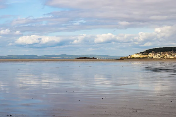 Lågvatten på Weston-Super-Mare beach — Stockfoto