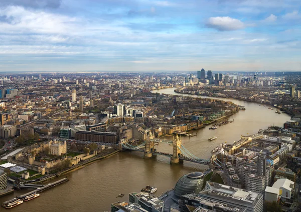 Vista aérea del horizonte de Londres temprano en la noche — Foto de Stock