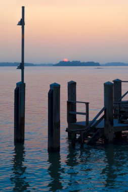 Gün batımı tekne Poole Harbour üzerinde 
