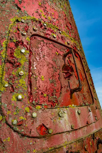 Boya roja oxidada con escotilla de acero — Foto de Stock