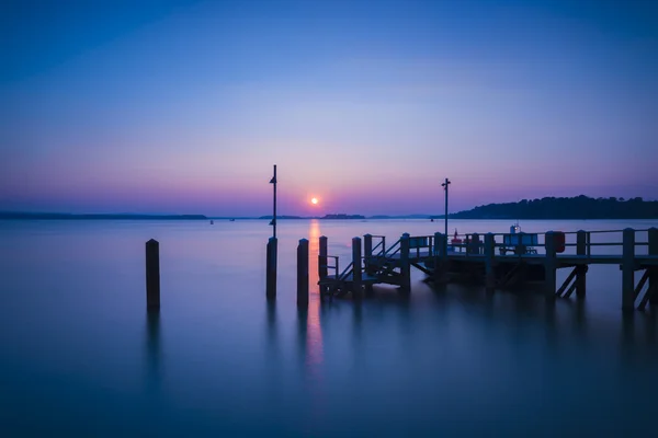 Gün batımı tekne Poole Harbour üzerinde — Stok fotoğraf